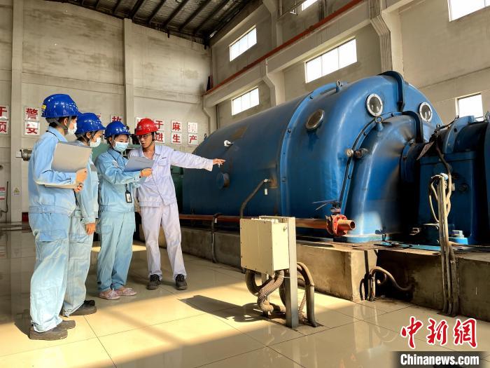 南方電網(wǎng)工作人員在貴港理昂生物質(zhì)發(fā)電有限公司開展安全用電檢查工作?！№f振宏 攝