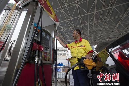 資料圖：一加油站工作人員給車輛加油。中新社記者張云攝